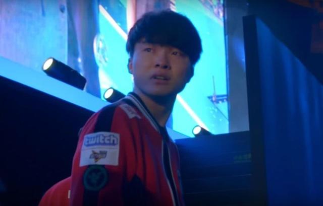 为什么职业选手在牌桌上话很少？解析“信息保护”的重要性。（职业牌手为何在牌桌上少言：信息保护的关键意义）