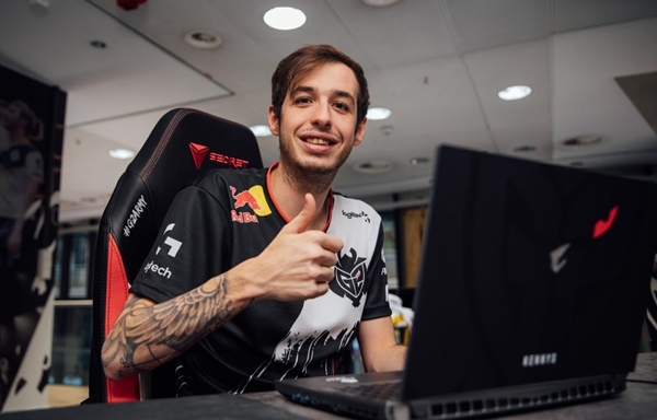 海外直播平台骚操作，有人冒充DOTA2职业选手进行直播